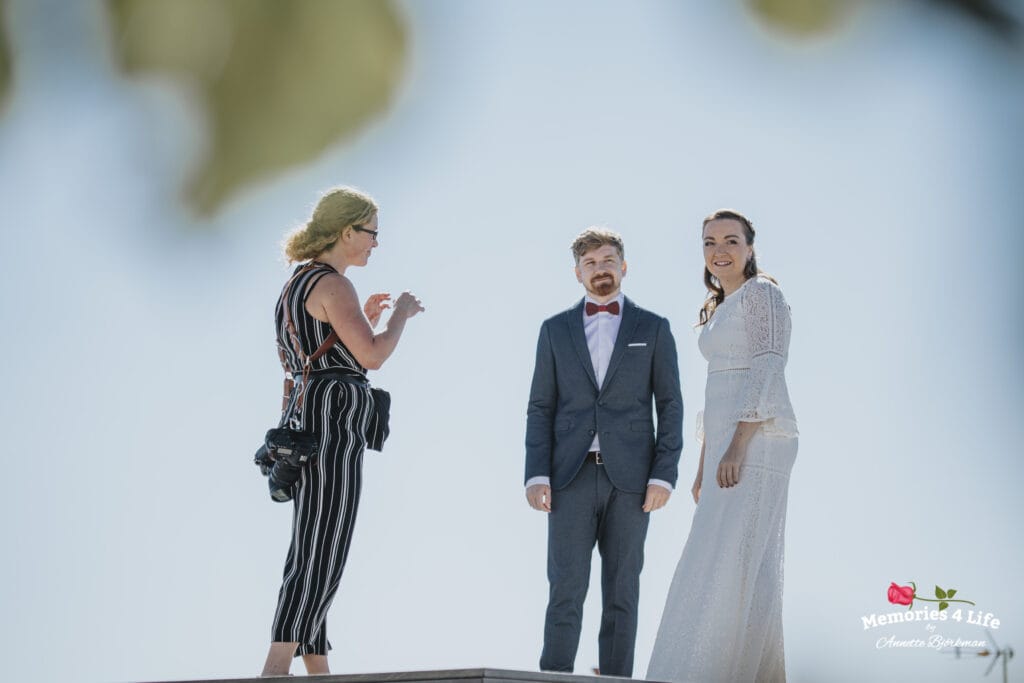 Fotograf pratar med brudparet