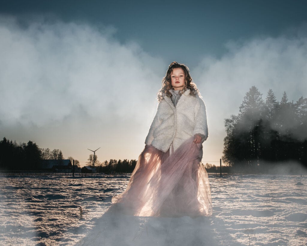 Flicka dansar i Vinterlandskap i prinsesskjol