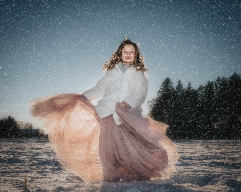 Glad Flicka dansar i Vinterlandskap i prinsesskjol