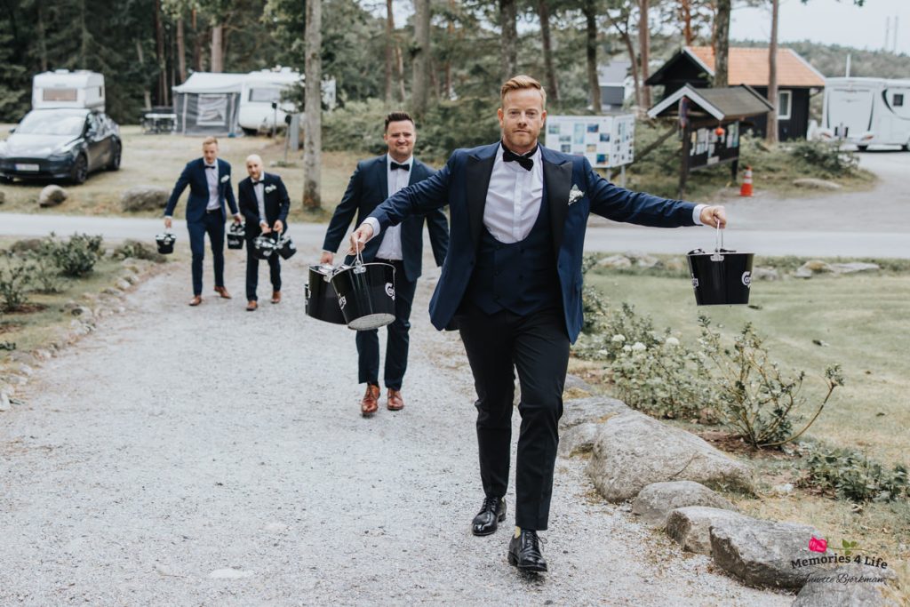 Brudgummen bär på presenter under den fantastiska bröllopssäsongen 2023.