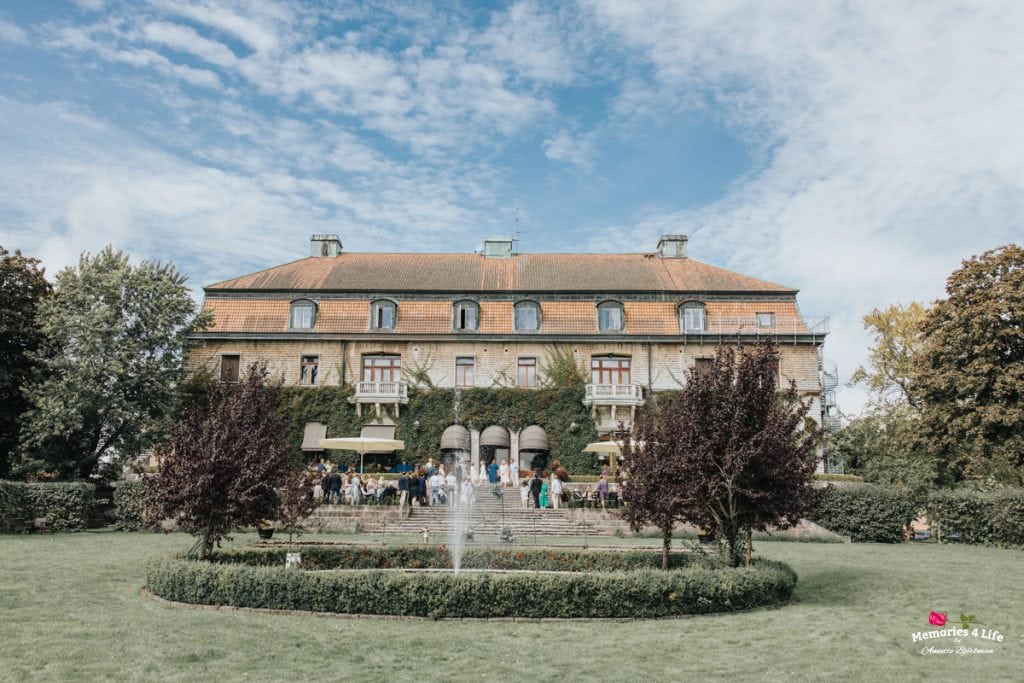Elegant bröllopsfest utomhus framför ett historiskt slott, 2023.