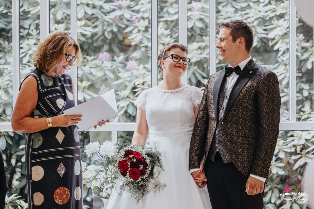 Brudpar och officiant under den fantastiska bröllopssäsongen 2023.