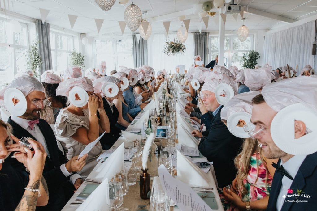 Glädjefull bröllopsfest med många gäster i festlokal.