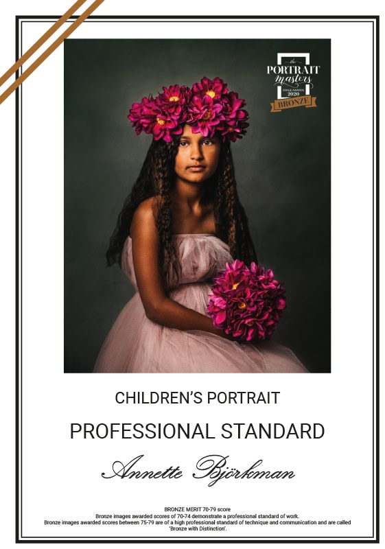 Barnporträtt av flicka med blomsterkrans, professionell fotografering för minnen.