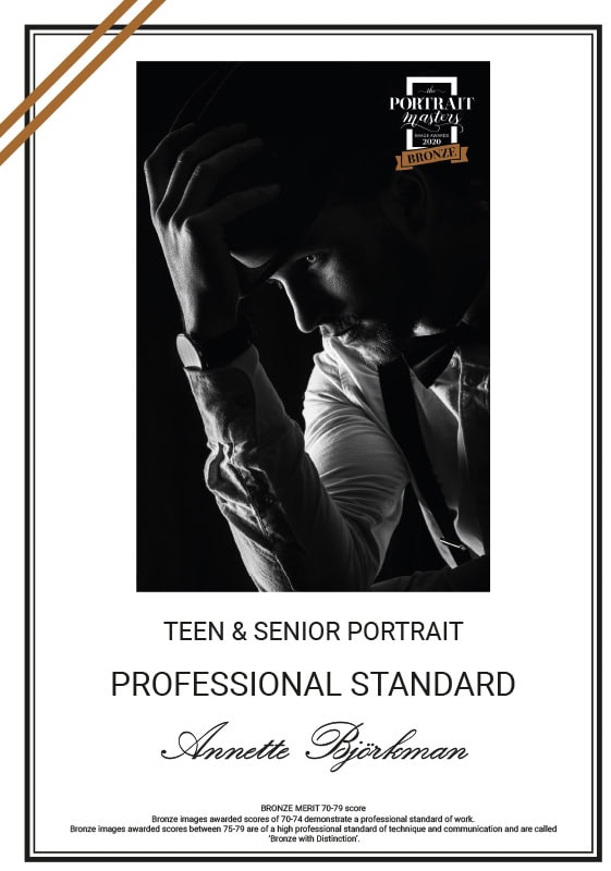 Modellporträtt i svartvitt, professionell fotografi av tonåring och senior.