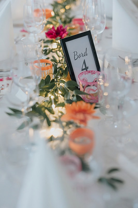 Vacker dukning med orange blommor och pynt