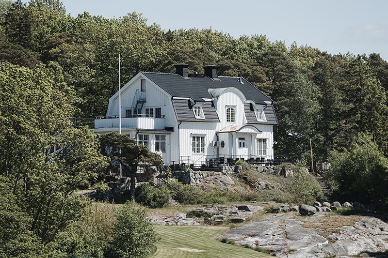 Stenungsögården vackert vitt hus sett från vattnet