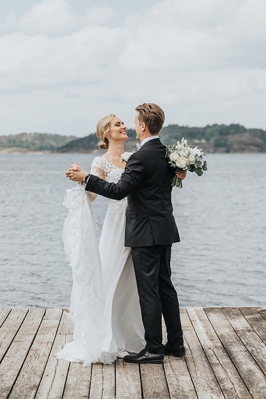 Brudpar dansar leende på bryggan