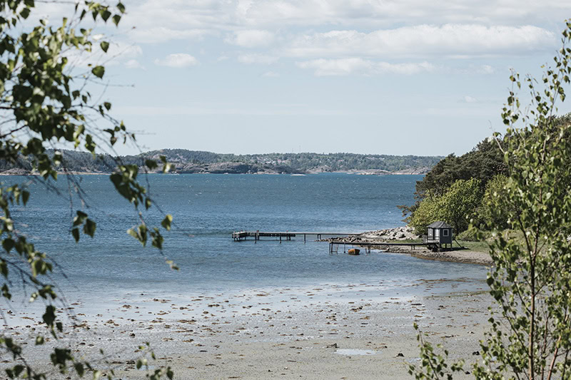 Utsikten över vattnet från Stenungsögården. Blått hav och blå himmel